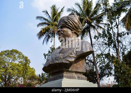 Kolhapur, Indien- Februar 2. 2019; Statue des großen indischen maratha-Königs Rajashri shri Shahu Maharaj, Bild aufgenommen im New Palace Museum. Blauer Himmel, Stockfoto