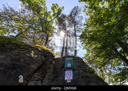 Lohmen, Deutschland. 03. August 2022. An der Bastei in der Sächsischen Schweiz hängt ein Schild mit Waldbrandwarnstufe 4 und Rauchverbot. Der Nationalpark ist seit mehreren Wochen in Flammen. (To dpa: 'Verbrannte Erde: Hoffnung ruht jetzt auf dem Kreislauf der Natur') Quelle: Daniel Schäfer/dpa/Daniel Schäfer/dpa/Alamy Live News Stockfoto