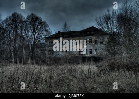 Das verlassene und kaputte alte zweistöckige Backsteinhaus, perfekt für Halloween Stockfoto