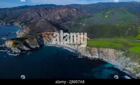 Eine Luftaufnahme der Bixby Creek Bridge an der Küste von Big Sur in Kalifornien Stockfoto