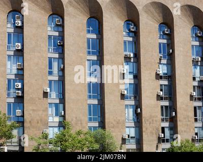 Das Äußere der sowjetischen Architektur mit gewölbter geometrischer Form Stockfoto