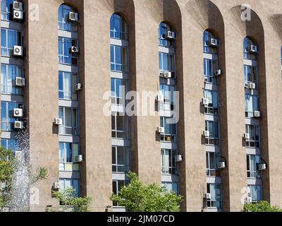 Das Äußere der sowjetischen Architektur mit gewölbter geometrischer Form Stockfoto