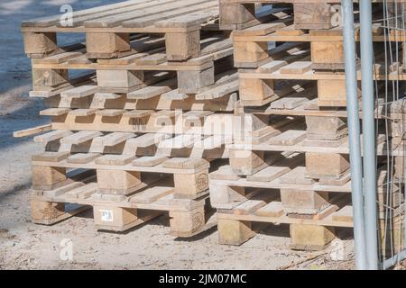 Eine größere Menge gestapelter Holzpaletten auf der Baustelle Stockfoto