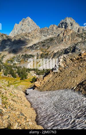 Eine vertikale Aufnahme des felsigen Grand Teton National Park, WY Stockfoto