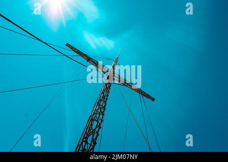 Eine malerische Aussicht auf ein Kreuz auf einem Hügel in der Altstadt von Korfu, Griechenland in blauem Himmel Hintergrund Stockfoto