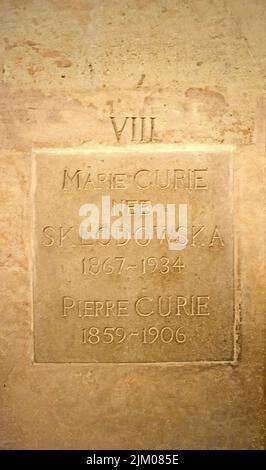 Die Gräber von Marie Sklodowska Curie (1867-1934) und Pierre Curie (1859-1906) im Pantheon in Paris, Frankreich. Stockfoto