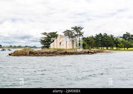Boedic Insel, mit der Kapelle, im Golf von Morbihan, an der Küste Stockfoto