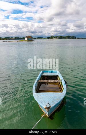 Das Haus von Saint-Cado in der Bretagne, am Fluss Etel, mit einem blauen Ruderboot Stockfoto