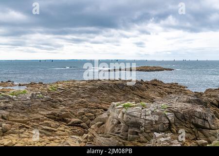 Die Halbinsel Quiberon, in der Bretagne, wunderschöne Meereslandschaft, die felsige Cote-Absaugung Stockfoto