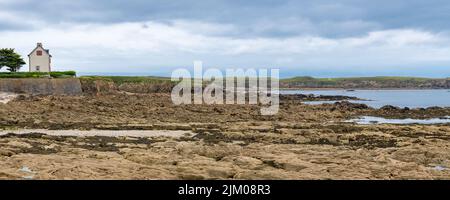 Portivy auf der Halbinsel Quiberon, in der Bretagne, wunderschöne Meereslandschaft, felsige Küste mit einem Haus Stockfoto