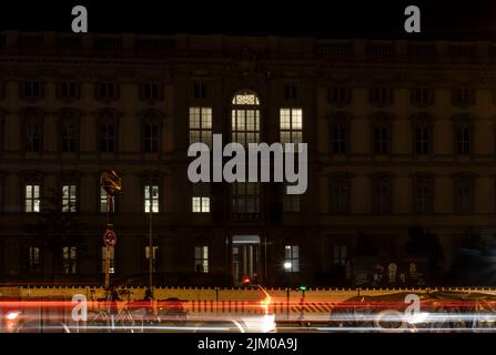 Oranienburg, Deutschland. 04. August 2022. Fast im Dunkeln liegt das Humboldt Forum bei Nacht. Wie mehrere andere Gebäude wird das Gebäude, auch bekannt als Stadtschloß, nach Einbruch der Dunkelheit nicht mehr beleuchtet. Auf diese Weise will der Staat helfen, Energie zu sparen. Der Grund für diese Aktion ist der Krieg in der Ukraine und die aufkommende Energieknappheit, Quelle: Paul Zinken/dpa/Alamy Live News Stockfoto