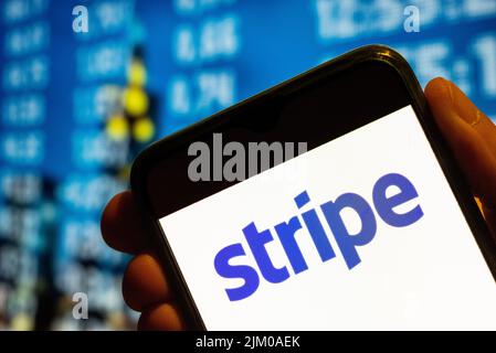 In dieser Abbildung wird das Logo von Stripe, einer Online-Zahlungsplattform, auf einem Smartphone-Bildschirm angezeigt. Stockfoto