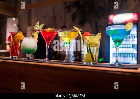 Eine Reihe verschiedener martini-Gläser auf der Theke in einer Bar Stockfoto