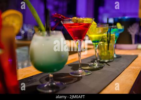 Eine Reihe verschiedener martini-Gläser auf der Theke in einer Bar Stockfoto