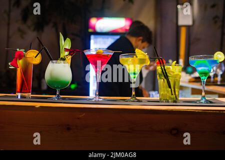 Eine Reihe verschiedener martini-Gläser auf der Theke in einer Bar Stockfoto