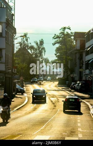 Die vertikale Aufnahme einer kleinen Straßenansicht in der ländlichen Stadt Stockfoto