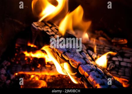 Eine Nahaufnahme des Holzfeuerung im Kamin Stockfoto