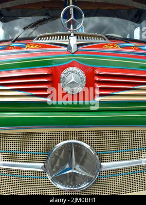 Avellaneda, Argentinien - 03. Apr 2022: Mercedes-Benz-Starabzeichen und -Marke auf der Motorhaube und dem Grill eines alten Stadtbusses aus dem Jahr 1112 in Buenos Aires. Traditio Stockfoto