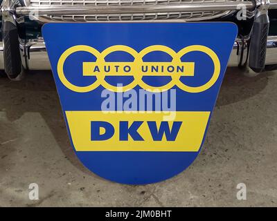 Avellaneda, Argentinien - 3. Apr 2022: Alte blaue und gelbe Auto Union DKW Zeichen Emblem Logo und Branding 1960s. Stockfoto