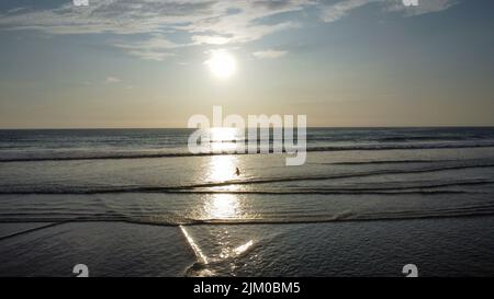 Ein schöner Blick auf das Sonnenlicht über dem Ozean Stockfoto