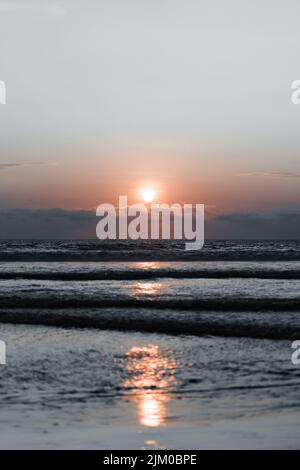 Eine wunderschöne Aussicht auf den Sonnenuntergang über dem Meer Stockfoto