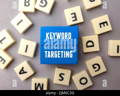 Draufsicht Spielzeug Wort und farbigen Block mit Text KEYWORD TARGETING Stockfoto
