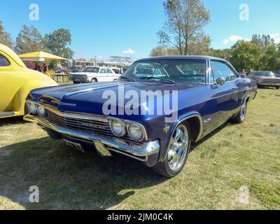 Chascomus, Argentinien - 09. Apr 2022: Altes, populäres blaues Chevrolet Chevy Impala SS Super Sport V8 327 zweitüriges Hardtop-Coupé 1964 von GM auf dem Land Stockfoto