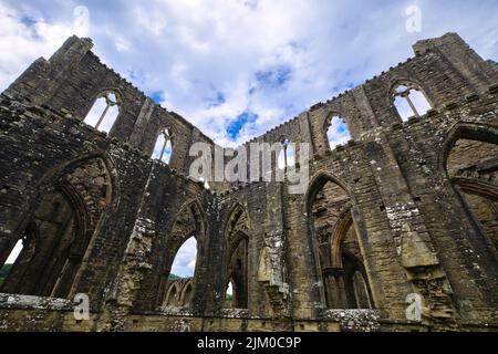 Ein Blick auf die leeren Fensterrahmen aus Buntglas an einem trüben, launischen Nachmittag. Bei Tintern Abby in der Nähe von Chepstow, Wales, Großbritannien. Stockfoto