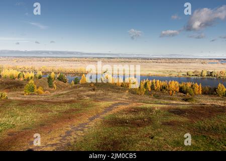 Herbstlandschaft in der Region Rjasan, Blick auf die Oka, das Dorf Konstantinovo. Vorderansicht. Stockfoto