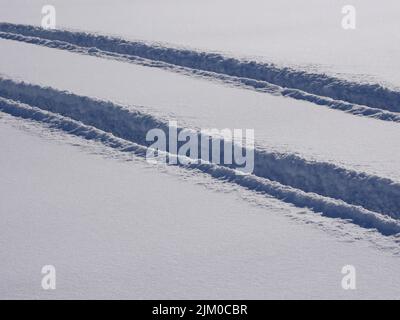Spur eines Autos in tiefem Schnee Stockfoto