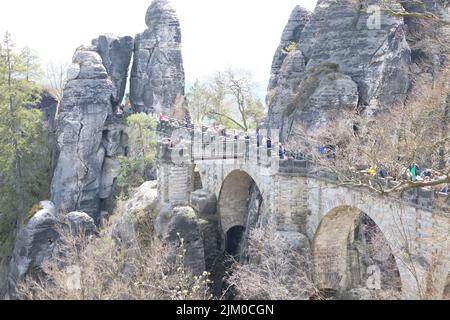 Eine malerische Aussicht auf Bashtai Felsformation und eine Brücke mit Bäumen an einem sonnigen Tag in Deutschland bedeckt Stockfoto