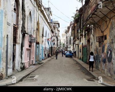 Horizontale Ansicht einer zufälligen Straße in der Altstadt von havanna, kuba Stockfoto