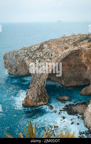 Eine Luftaufnahme der Klippen in der Blauen Grotte von Malta Stockfoto