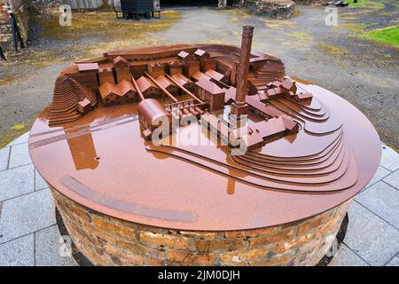 Eine verrostete Modellübersicht im Maßstab 1:1 aus Metall, Layout des Komplexes in seiner Blütezeit. Im Blaenavon Ironworks Museum in Blaenavon, Wales, Vereinigtes Königreich Stockfoto