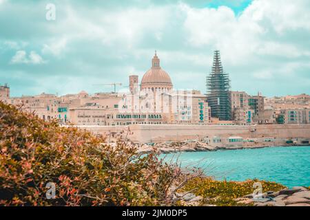 Eine bezaubernde Aussicht auf die St. John's Co-Cathedral und tigne Point vom Strand, Manoel Island, Malta Stockfoto