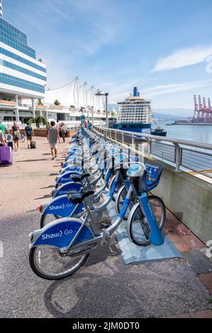 Vancouver, British Columbia - 24. Juli 2022: Mobi nikes gesponsert von Shaw Canada Place Kreuzfahrtterminals. Stockfoto