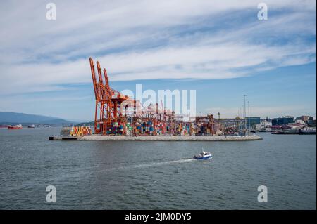 Vancouver, Kanada 24. Juli 2022: Der Hafen von Vancouver wickelt jährlich etwa 400.000 Fahrzeuge ab, was den Hafen von Vancouver zu einem der drei besten Fahrzeuge macht Stockfoto