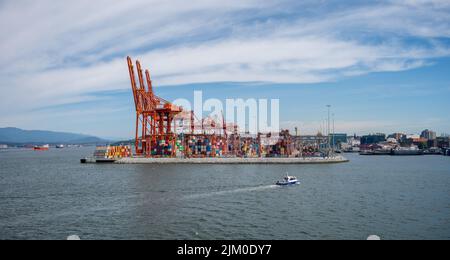 Vancouver, Kanada 24. Juli 2022: Der Hafen von Vancouver wickelt jährlich etwa 400.000 Fahrzeuge ab, was den Hafen von Vancouver zu einem der drei besten Fahrzeuge macht Stockfoto