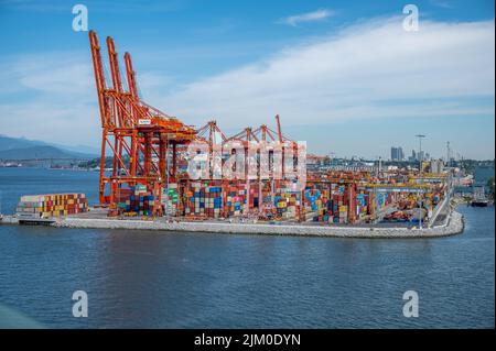 Vancouver, Kanada 24. Juli 2022: Der Hafen von Vancouver wickelt jährlich etwa 400.000 Fahrzeuge ab, was den Hafen von Vancouver zu einem der drei besten Fahrzeuge macht Stockfoto