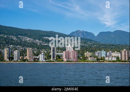 Blick auf West vancover von einem Kreuzschiff, das den Hafen von Vancouver verlässt. Stockfoto