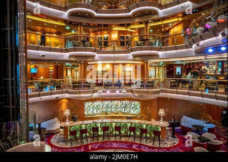 Vancouver, British Columbia - 24. Juli 2022: Blick auf die Centrum Bar auf dem Serenade of the Seas-Schiff am frühen Morgen. Stockfoto