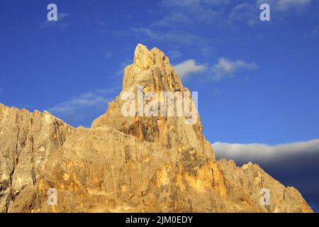 Der Berg Cimon della Pala auf den italienischen Dolomiten ist orange gefärbt durch das optische Phänomen Alpenglow, das das Sonnenlicht bei Sonnenuntergang reflektiert Stockfoto
