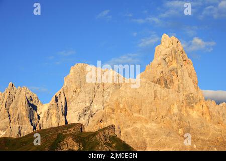 Die Dolomiten werden durch den optischen Effekt namens ALPENGLOW während des Sonnenuntergangs in Norditalien orange Stockfoto
