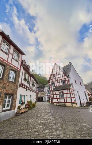 Eine vertikale Aufnahme von Häusern in einer kleinen Stadt Monreal in der Eifel Stockfoto