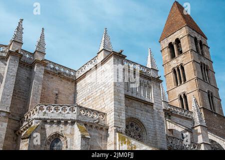 Fachada norte de la iglesia románica y gótica de santa María la antigua en Valladolid con su característico campanario Stockfoto