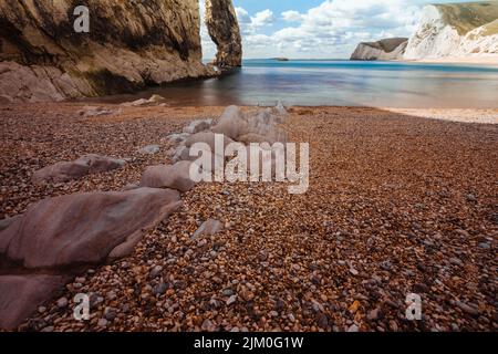 Eine wunderschöne Aussicht auf den Durdle Door Arch Rock an der Jurassic Coast in der Nähe von Lulworth in Dorset, England Stockfoto
