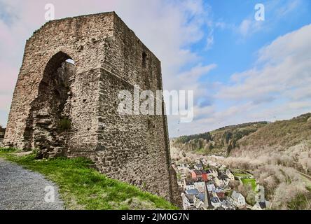 Die Ruinen einer alten Burg in Lowenburg, Monreal, Eifel in Deutschland Stockfoto