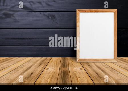 Leeres Holz Rahmen auf tropischen Holzboden und schwarze Holzwand, Vorlage Mock up für das Hinzufügen Ihrer Inhalte Stockfoto