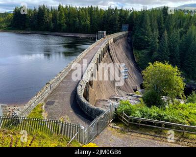 Ein Fernblick auf den Laggan-Staudamm am Fluss Spean in Schottland, Großbritannien Stockfoto