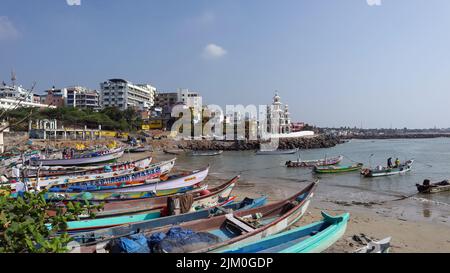Blick auf Meer, Boot und Stadt, Kanyakumari, Tamilnadu, Indien. Stockfoto